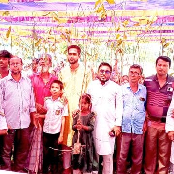 শ্রীপুরে শিক্ষার্থীদের মাঝে ৪০০ জামচারা, সবুজায়নের নতুন উদ্যোগ