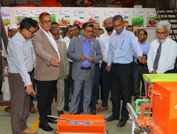 ধান গবেষণা ইনস্টিটিউট পরিদর্শন করেন কৃষি মন্ত্রণালয়ের সচিব