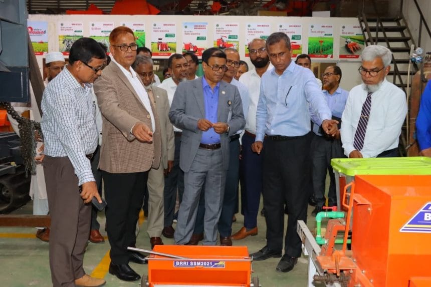 ধান গবেষণা ইনস্টিটিউট পরিদর্শন করেন কৃষি মন্ত্রণালয়ের সচিব