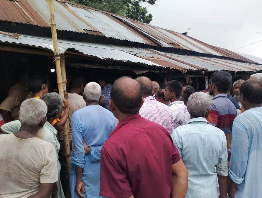 রাজারহাটে কৃষকের মাঝে সার বিতরণ