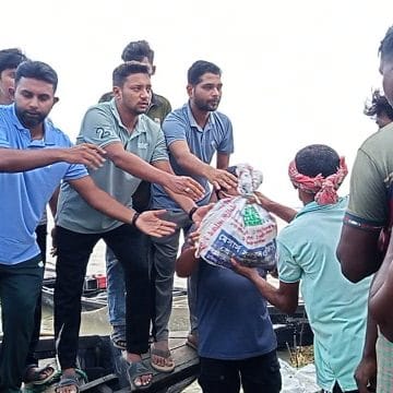 রাজশাহীর মধ্যচরে পানিবন্দী একশ পরিবারের মাঝে ত্রাণ বিতরণ