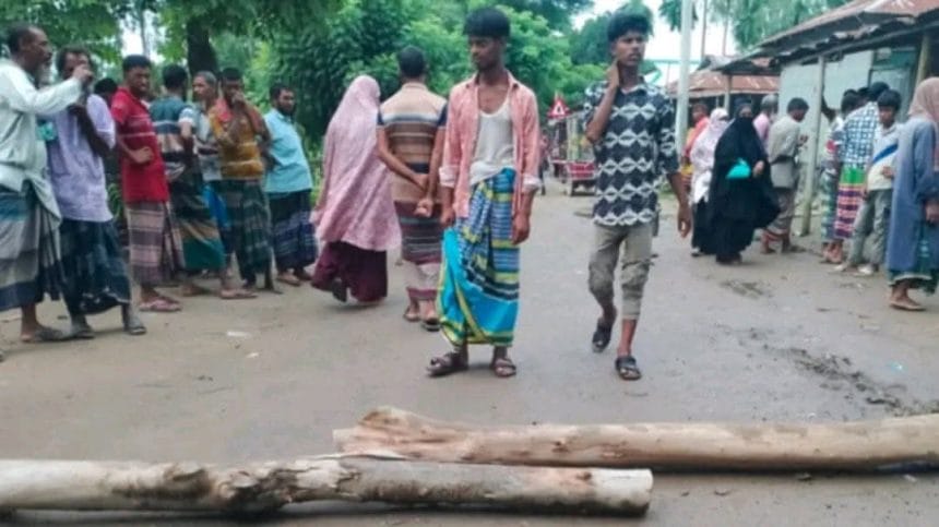 কুড়িগ্রামে সার না পেয়ে সড়ক অবরোধ কৃষি কর্মকর্তা অবরুদ্ধ