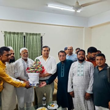শ্রীপুরে বৃক্ষরোপণ কর্মসূচিতে জেলা পরিষদ প্রশাসককে ফুলেল শুভেচ্ছা