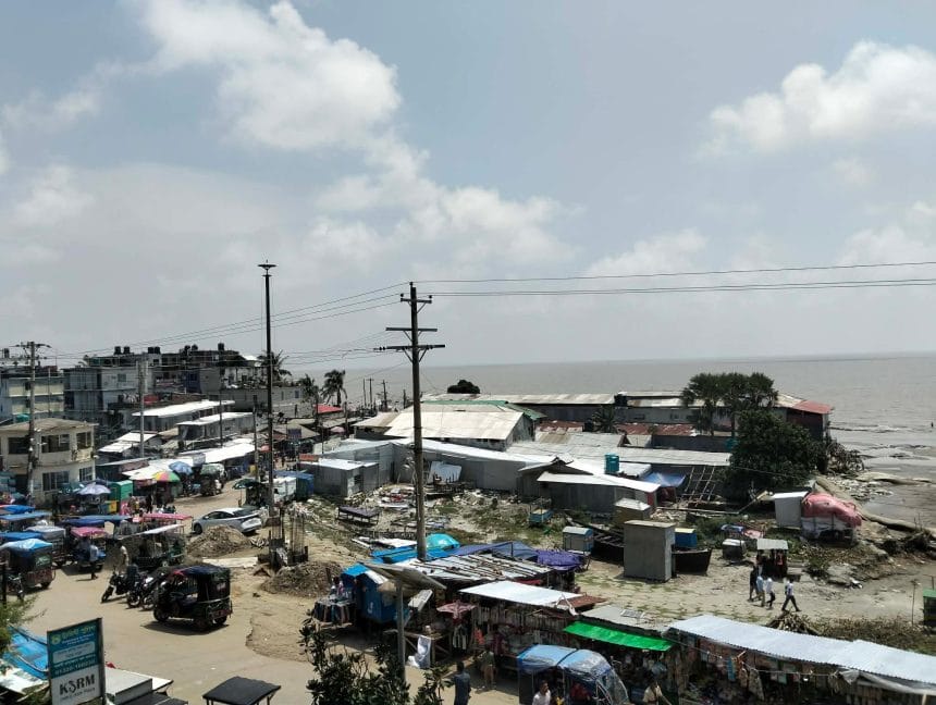 কোটি টাকা ব্যয়ে পুনরাকৃতিকরণ করা বাঁধে গাছ কেটে দখল; কর্তৃপক্ষের নীরবতায় বাড়ছে ঝুঁকি