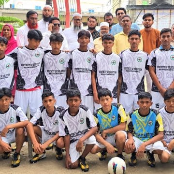 মশিউর রহমান রনি ও অ্যাডভোকেট আলমগীরের সহযোগিতায় জার্সিসহ ক্রীড়া সামগ্রী পেল মুসলিমনগর কে.এম. উচ্চ বিদ্যালয়ের ফুটবল খেলায় অংশগ্রহণকারী দল