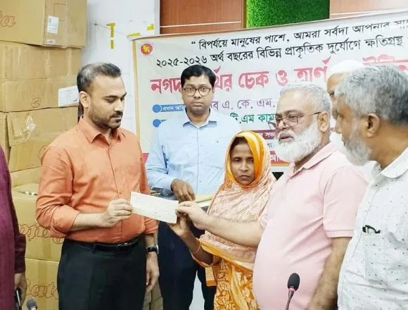 received_1078682651610224 গাজীপুরে ৪৪ পরিবার পেল ঢেউটিন ও নগদ অর্থ