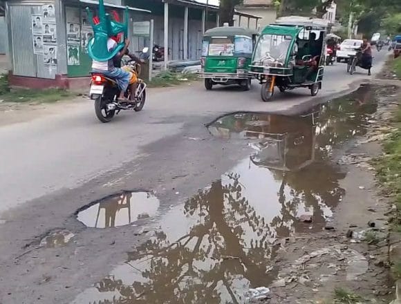 রাজারহাটের নাজিমখান বাজারে প্রবেশের প্রধান সড়ক বেহাল দশা, দেখার যেন কেউ নেই-