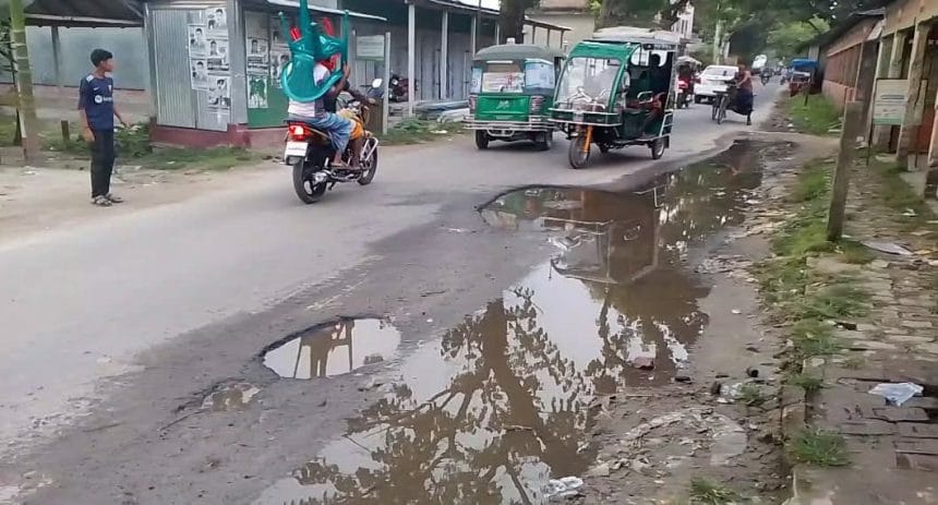 রাজারহাটের নাজিমখান বাজারে প্রবেশের প্রধান সড়ক বেহাল দশা, দেখার যেন কেউ নেই-