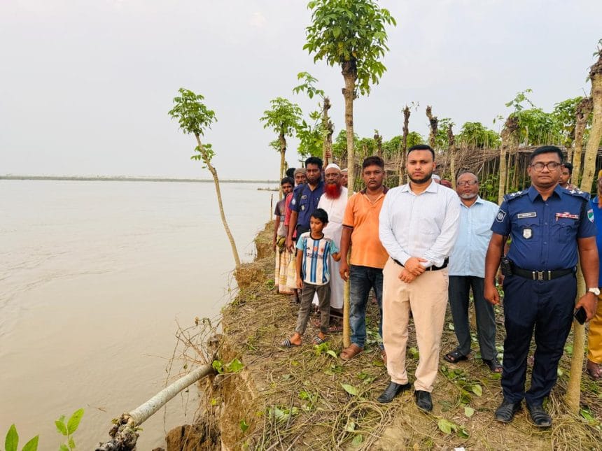 30524 ভেড়ামারা আড়কান্দিতে পদ্মা নদীর তীব্র ভাঙন: ২৫ হেক্টর কৃষিজমি ও শতবিঘা পানের বরজ নদীগর্ভে বিলীন