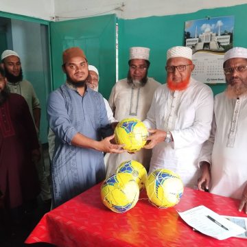 ভেড়ামারায় বিভিন্ন ক্লাব ও মাদ্রাসায় এমপি আব্দুল গফুরের ফুটবল উপহার