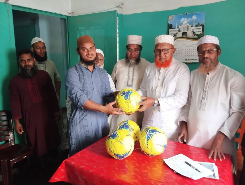 31830 ভেড়ামারায় বিভিন্ন ক্লাব ও মাদ্রাসায় এমপি আব্দুল গফুরের ফুটবল উপহার