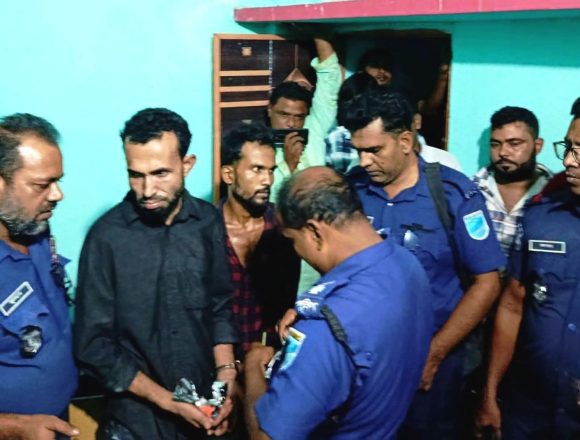 IMG-20261024-WA0015 শ্রীপুরে ইয়াবাসহ ট্রাফিক পুলিশ সদস্য ও দুই সহযোগীকে গ্রেফতার করেছে পুলিশ