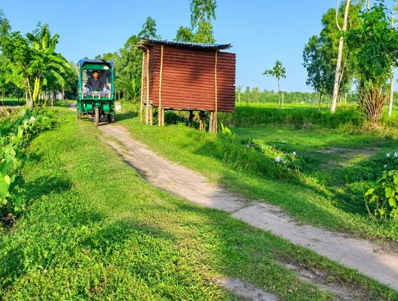 রাজারহাটের নাজিমখান ইউপির নাওথোয়া বিলের উপর রাস্তাটি বেহাল দশা, সংস্কারের দাবি এলাকাবাসীর