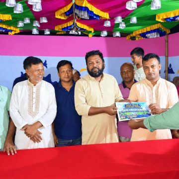 রাজারহাটে চেয়ারম্যানকে মিনি স্টেডিয়াম নির্মাণের দাবিতে স্মারকলিপি প্রদান-