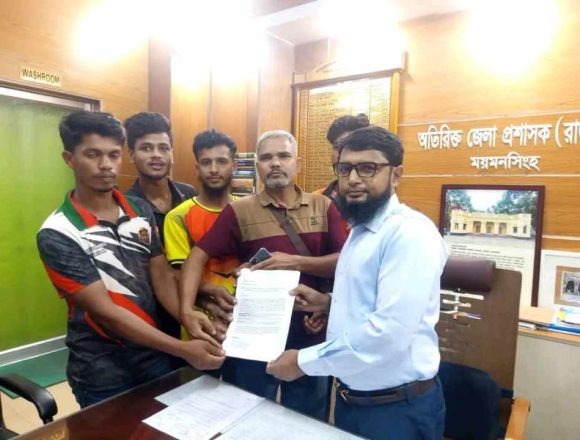 ময়মনসিংহে ব্রহ্মপুত্র নদের তীরে চারণভূমি ও খেলার মাঠ রক্ষার দাবিতে স্মারকলিপি