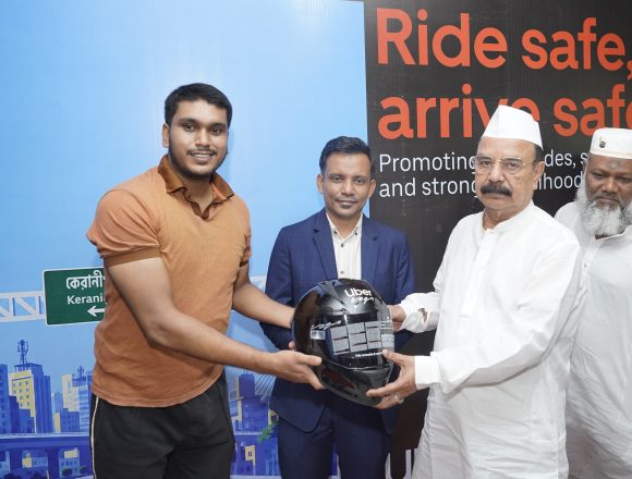 Uber_Photo (1) চালকদের হেলমেট, রাইডিং গ্লাভসসহ নিরাপত্তা সরঞ্জাম দিল উবার