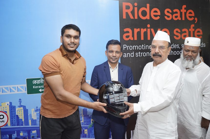 Uber_Photo (1) চালকদের হেলমেট, রাইডিং গ্লাভসসহ নিরাপত্তা সরঞ্জাম দিল উবার
